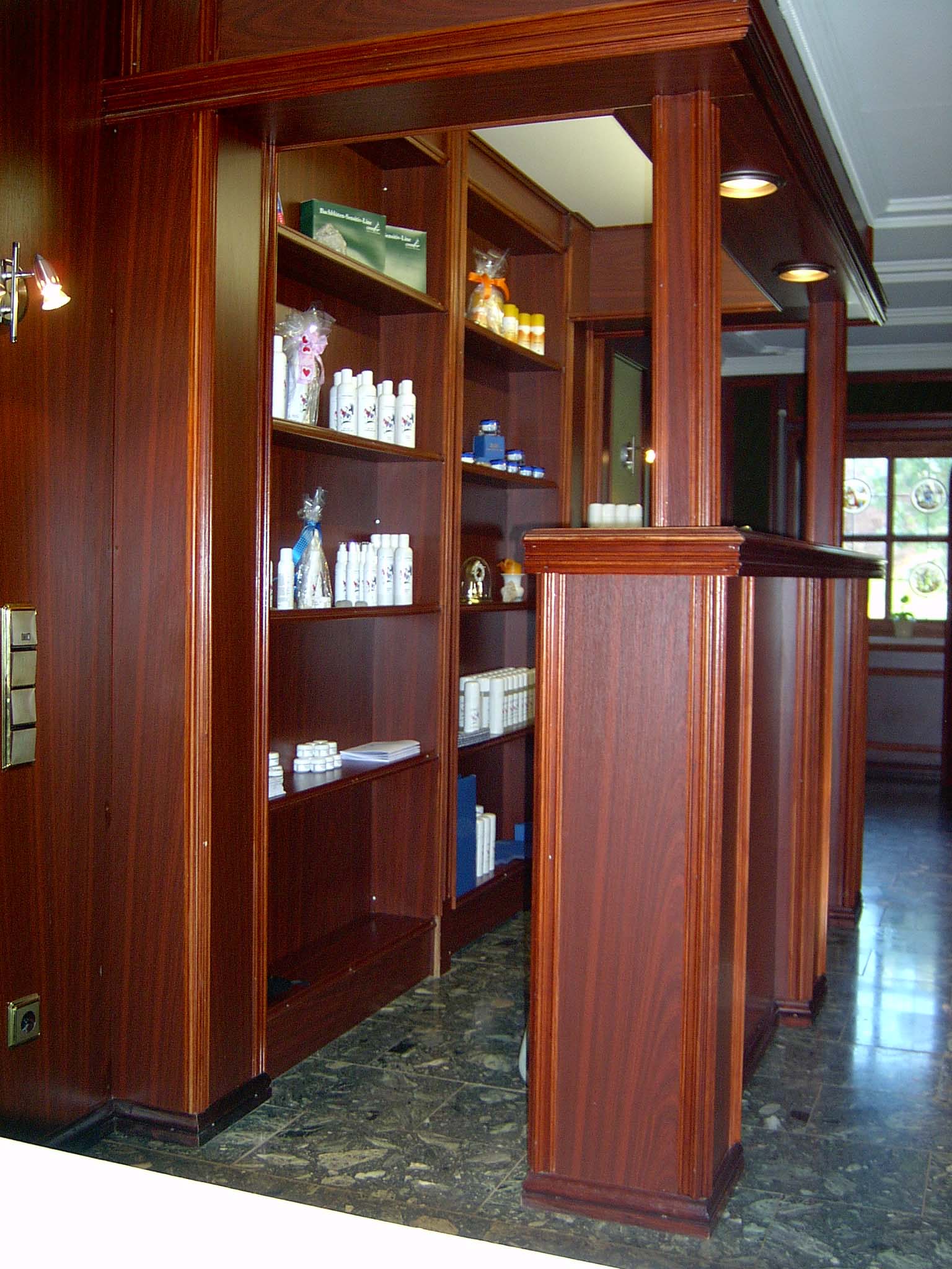 Erste Einblicke in den Laden 2006 – Regale mit Pflegeprodukten